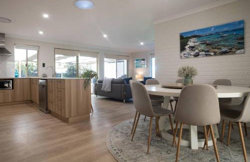 Dunsborough Casa | Dunsborough Bay Retreat - Steps from Beach and Dining