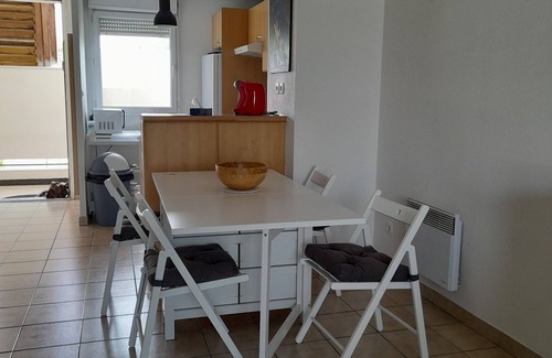 Ambares-et-Lagrave Apartamento | Duplex apartment with swimming pool and secure parking 20 minutes from Bordeaux.