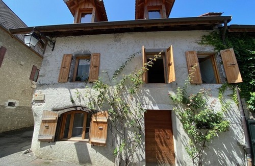 Duingt Apartamento | Duplex apartment 120m from Lake Annecy, in the heart of the medieval village of Duingt