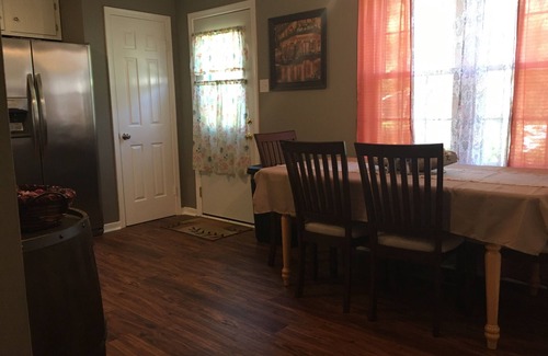 North Chesterfield Apartamento | Duplex Apt (Sunshine Suite)