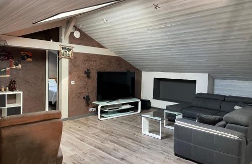Montaigut-le-Blanc Casa | Duplex avec poêle à granulés et garage à motos