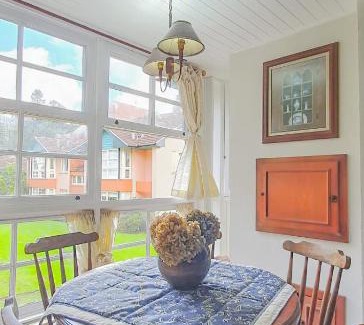 Bairro Lago Negro Apartamento | Duplex Floresta Negra - Sua Base perfeita em Gramado! Ótima LOCALIZAÇÃO LAGONegro 500m - 02 Quartos e 02 Banheiros para FAMILIA em CONDOMINIO FECHAD0, cozinha completa com GARAGEM e portaria 24h
