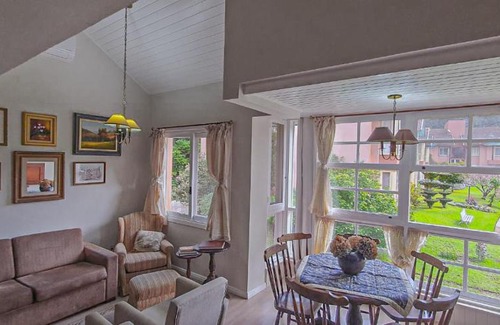Bairro Lago Negro Apartamento | Duplex Floresta Negra - Sua Base perfeita em Gramado! Ótima LOCALIZAÇÃO LAGONegro 500m - 02 Quartos e 02 Banheiros para FAMILIA em CONDOMINIO FECHAD0, cozinha completa com GARAGEM e portaria 24h