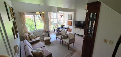 Bairro Lago Negro Apartamento | Duplex Floresta Negra - Sua Base perfeita em Gramado! Ótima LOCALIZAÇÃO LAGONegro 500m - 02 Quartos e 02 Banheiros para FAMILIA em CONDOMINIO FECHAD0, cozinha completa com GARAGEM e portaria 24h