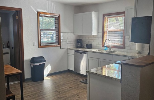 Des Moines Casa | Duplex in Des Moines/Near Downtown and ISF