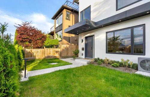 West Point Grey Casa | Duplex in West Point Grey with Parking and Balcony