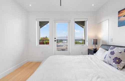West Point Grey Casa | Duplex in West Point Grey with Parking and Balcony