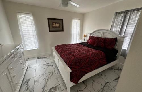 Oakland Hills Casa | Duplex on CANAL all updated new furniture