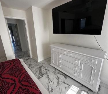 Oakland Hills Casa | Duplex on CANAL all updated new furniture