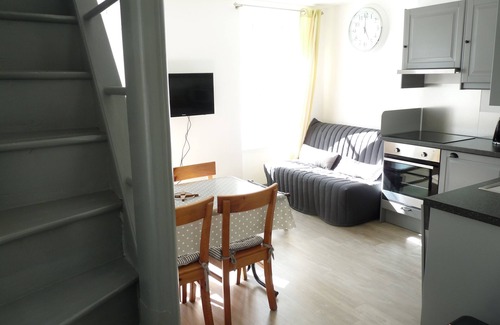 Saint-Vaast-la-Hougue Casa | Duplex con vistas al puerto en el corazón de la ciudad.