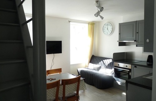 Saint-Vaast-la-Hougue Casa | Duplex con vistas al puerto en el corazón de la ciudad.