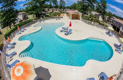 Barbaste Condominio | Duplex Proche Du Cours De Golf + Accès Piscine!