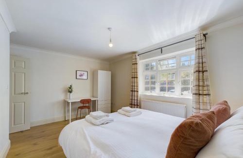 Redhill Apartamento | Duplex Redhill town centre Apt by Livingo Stays