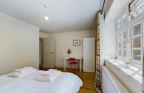 Redhill Apartamento | Duplex Redhill town centre Apt by Livingo Stays