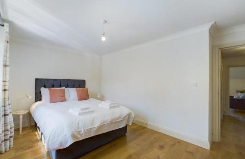 Redhill Apartamento | Duplex Redhill town centre Apt by Livingo Stays