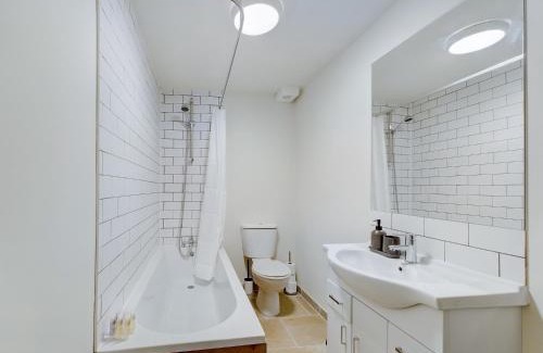 Redhill Apartamento | Duplex Redhill town centre Apt by Livingo Stays