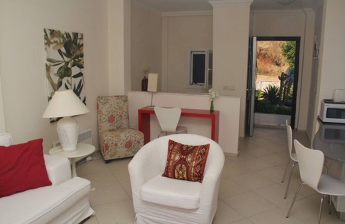 Bodrum City Center Apartamento | Apartamento dúplex en una villa con piscina con impresionantes vistas sobre Bodrum y el mar.