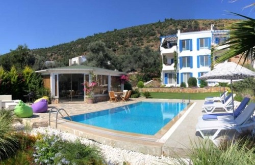 Bodrum City Center Apartamento | Apartamento dúplex en una villa con piscina con impresionantes vistas sobre Bodrum y el mar.