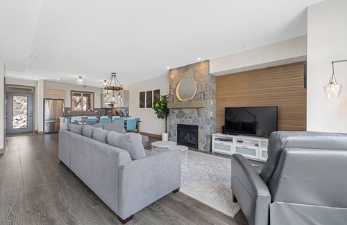 Snow Pine Estates Casa | Duplex with private hot tub