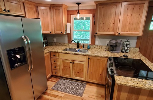 Hendersonville Casa | DuPont Cottage - Bike to DuPont!