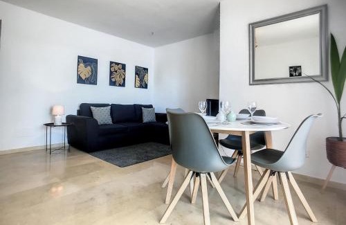 Castillo de Sabinillas Apartamento | Duquesa Superb Seafront Apartment Marina Real