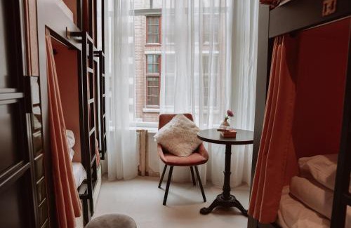 Red Light District Hostal | Durty Nelly's Inn