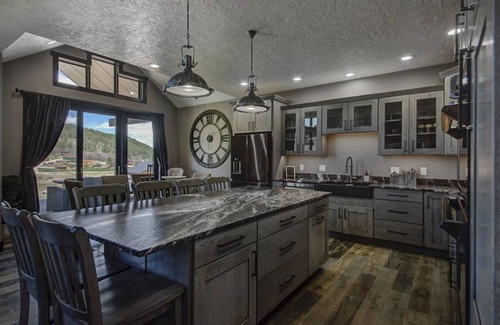 Sturgis Cabina | Dusty Diamond-New build, private hot tub, 4 miles to Sturgis & 5 miles to Deadwood!