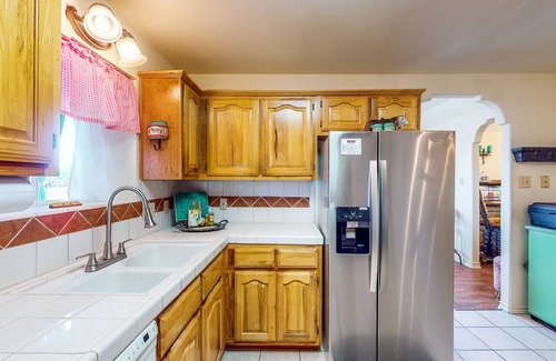 Leon Junction Casa | Dutch Colonial Countryside Home on 45-Acre Lot - Theater Room, Poker & Bar