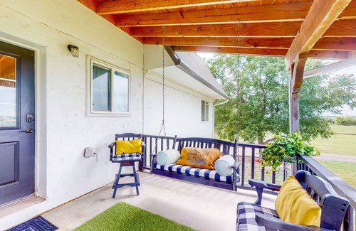 Leon Junction Casa | Dutch Colonial Countryside Home on 45-Acre Lot - Theater Room, Poker & Bar