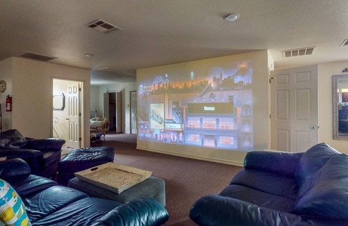 Leon Junction Casa | Dutch Colonial Countryside Home on 45-Acre Lot - Theater Room, Poker & Bar