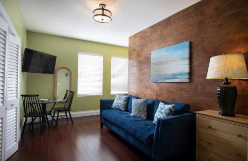 Downtown Apartamento | Duval Street Suite w kitchen and shared heated pool