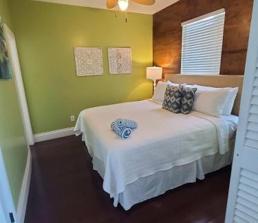 Downtown Apartamento | Duval Street Suite w kitchen and shared heated pool