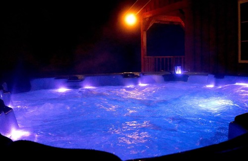 Central Frontenac Cabaña | Dvira’s lakefront cottage - Hot tub & Pool table