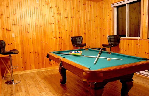 Central Frontenac Cabaña | Dvira’s lakefront cottage - Hot tub & Pool table