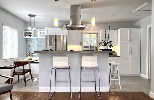 Sunset Park Cabaña | Dwell Art Gallery Home ~ Cozy Cottage Santa Monica