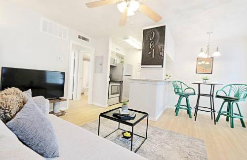 Old East Dallas Apartamento | Dwell By Design & Arboretum Tickets Included