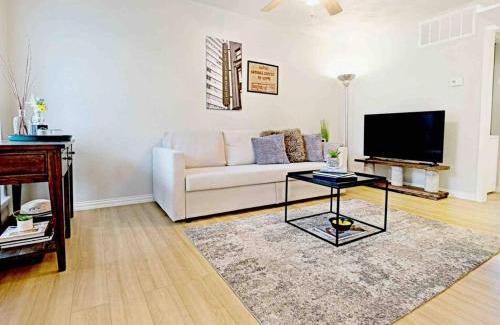 Old East Dallas Apartamento | Dwell By Design & Arboretum Tickets Included