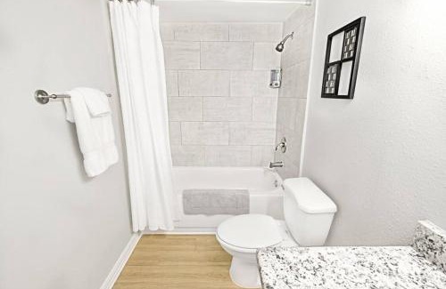 Old East Dallas Apartamento | Dwell By Design & Arboretum Tickets Included