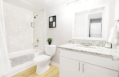 Old East Dallas Apartamento | Dwell By Design & Arboretum Tickets Included