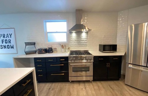 East Kootenay Casa | DWELL / Fernie / BC / Hot Tub / Walk to Downtown