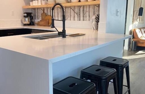 East Kootenay Casa | DWELL / Fernie / BC / Hot Tub / Walk to Downtown