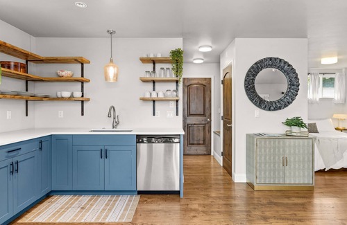 Carbondale Apartamento | Dwell Well on Main | Downtown Deck, Pups Welcome