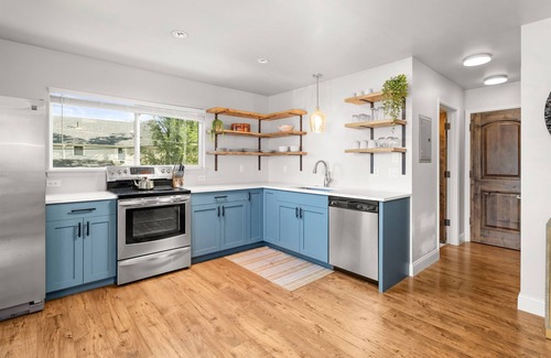 Carbondale Apartamento | Dwell Well on Main | Downtown Deck, Pups Welcome