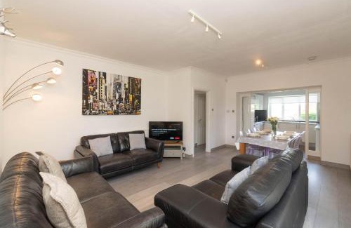 Aberdeen Casa | Dwellcome Home Ltd 5 Double Bedroom 2 and a half Bathroom Aberdeen House, Free Drive Parking, Garden, Fast WIFI, lovely quiet street, Ideal for long term contractor, corporate etc stays - see our site for assurance