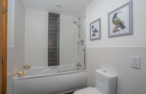 Aberdeen Casa | Dwellcome Home Ltd 5 Double Bedroom 3 Bathroom House Free Driveway Parking, 637 Mbps WIFI, Ideal for Long Term Contractor, etc Stays, Regular Housekeeping Option - See Our Site for Assurance