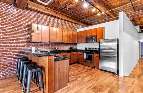 Downtown West Apartamento | DWTN Loft✦160" Theater Screen✦Walk to Attractions✦Private Balcony