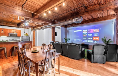 Downtown West Apartamento | DWTN Loft✦160" Theater Screen✦Walk to Attractions✦Private Balcony
