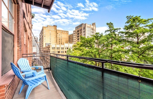 Downtown West Apartamento | DWTN Loft✦160" Theater Screen✦Walk to Attractions✦Private Balcony