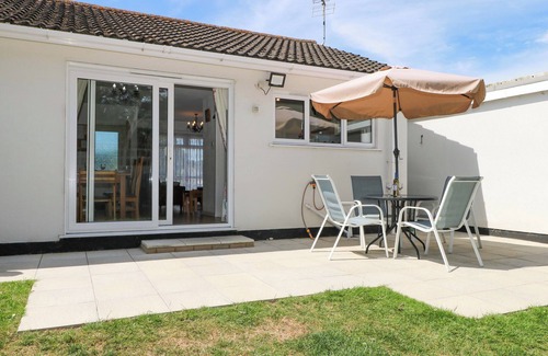 Burmarsh Cabaña | DYMCHURCH BUNGALOW, pet friendly, with a garden in Dymchurch