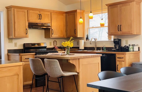 Hot Springs Cabina | Dynamite Mountain House, beautiful views! Hot Tub! Firepit!